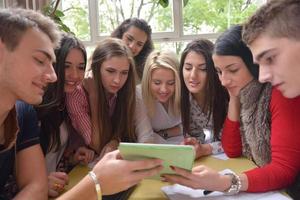 adolescenti gruppo nel scuola foto