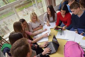 adolescenti gruppo nel scuola foto