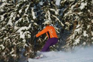 inverno persone divertimento e sciare foto