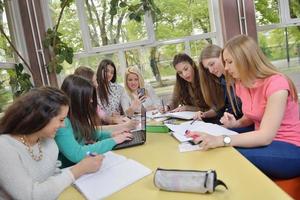 adolescenti gruppo nel scuola foto