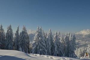 paesaggio montano invernale foto