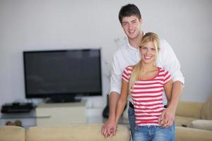 rilassato giovane coppia Guardando tv a casa foto