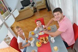 famiglia avere salutare prima colazione a casa foto