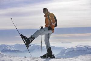 sciatore su montagna foto