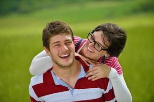 ritratto di romantico giovane coppia sorridente insieme all'aperto foto