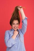 donna giocando con sua lungo di seta capelli foto