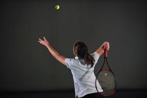 giocando tennis in casa foto