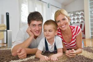 famiglia a casa foto