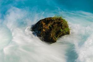 singola pietra nel fiume selvaggio foto