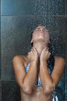 sexy giovane donna godendo bagno sotto acqua doccia foto