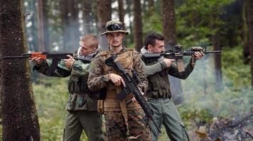 militare soldati nel campo foto