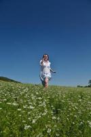 giovane donna felice in campo verde foto