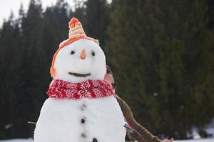 coppia divertendosi e camminando con le racchette da neve foto