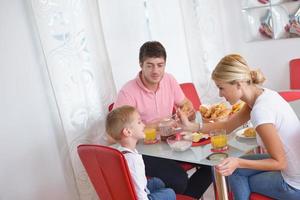 famiglia avere salutare prima colazione a casa foto