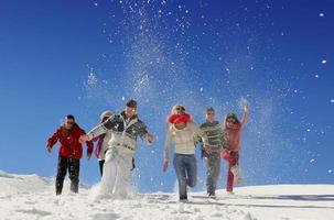 amici avere divertimento a inverno su fresco neve foto