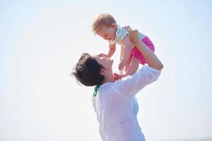 mamma e bambino sulla spiaggia si divertono foto