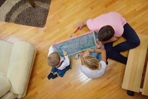 famiglia disegno su scuola tavola a casa foto