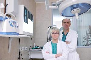 veterinario e assistente in una piccola clinica per animali foto