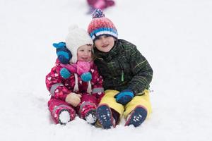 gruppo di bambini avendo divertimento e giocare insieme nel fresco neve foto