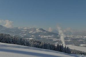 paesaggio montano invernale foto