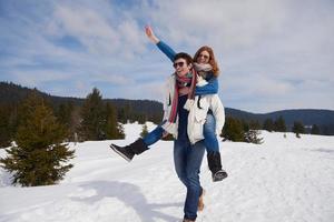 contento giovane coppia avendo divertimento su fresco mostrare su inverno vacanza foto
