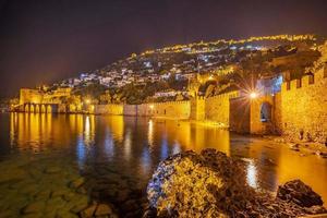 alanya 2022 antalya notte città con castello e mare foto