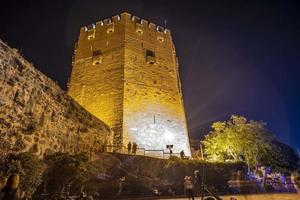 alanya 2022 antalya notte città con castello e mare foto