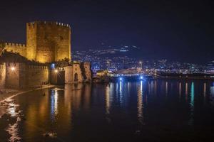 alanya 2022 antalya notte città con castello e mare foto