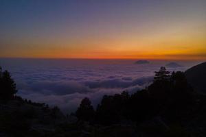 Alba o tramonto a il nube inversione. viaggiare, sport e attivo vita concetto foto