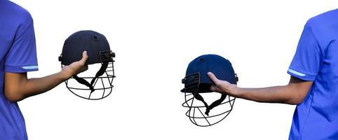 isolato giocatore di cricket detiene cricket casco su bianca sfondo con ritaglio percorsi. foto