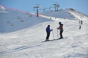 sciatori su montagna foto