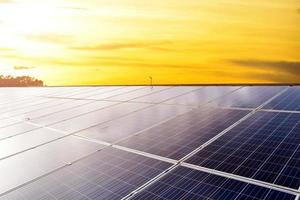 pannello fotovoltaico, nuova tecnologia per conservare e utilizzare l'energia della natura con la vita umana, l'energia sostenibile e il concetto di amico ambientale. foto