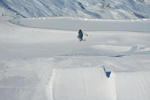 sciatori su montagna foto