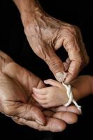 nonna filo quello legato il mani e pregare, lanna tailandese cultura foto