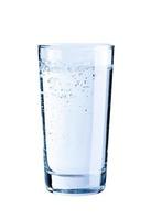 bicchiere di puro acqua isolato su bianca sfondo, assistenza sanitaria e bellezza idratazione concetto foto