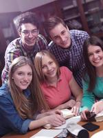 adolescenti gruppo nel scuola foto