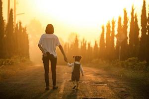 madre Tenere mano di poco figlia con copia spazio, Visualizza a partire dal il indietro foto