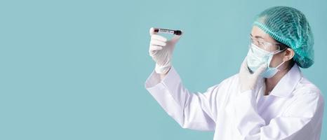 infermiera indossare respiratore maschera per fermare coronavirus scoppio covid-19 e Tenere analisi pazienti sangue campioni per corona virus a partire dal wuhan Cina nel laboratorio, vuoto spazio isolato su lungo bandiera foto