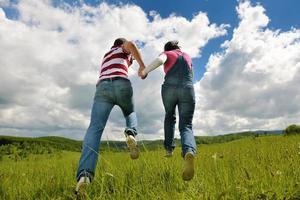 giovani coppie romantiche nell'amore insieme all'aperto foto