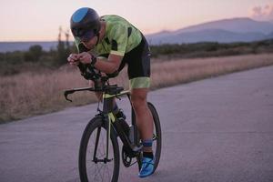 atleta di triathlon in sella a una bicicletta foto