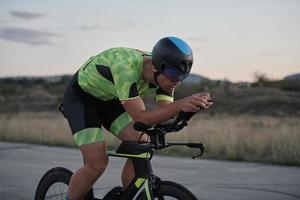 atleta di triathlon in sella a una bicicletta foto