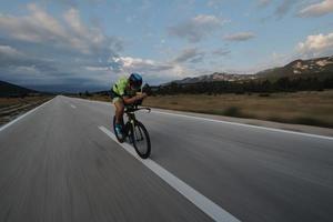 bici da corsa per atleta di triathlon foto