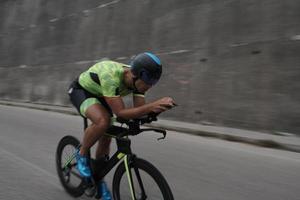 atleta di triathlon in sella a una bicicletta durante l'allenamento mattutino foto