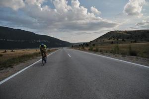 bici da corsa per atleta di triathlon foto