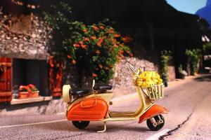 Vintage ▾ scooter con fiori su il strada foto