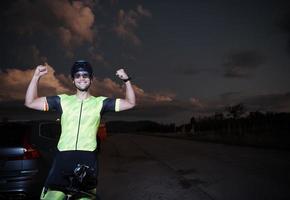 Triathlon atleta ritratto mentre riposo su bicicletta formazione foto