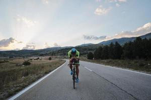 bici da corsa per atleta di triathlon foto