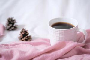 Natale composizione. tazza di caffè, sciarpa su rosa sfondo. Natale, inverno concetto. piatto posizione, superiore Visualizza, copia spazio foto