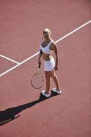 giovane donna giocare a tennis foto