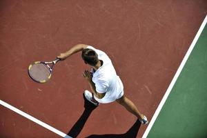 il giovane gioca a tennis foto